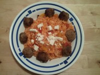 Gemüsereis mit Feta und Hackbällchen