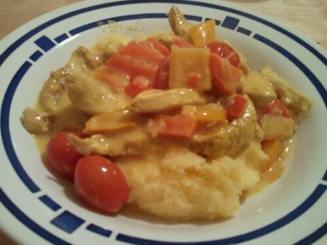 Polenta mit Curry-Hühnchen