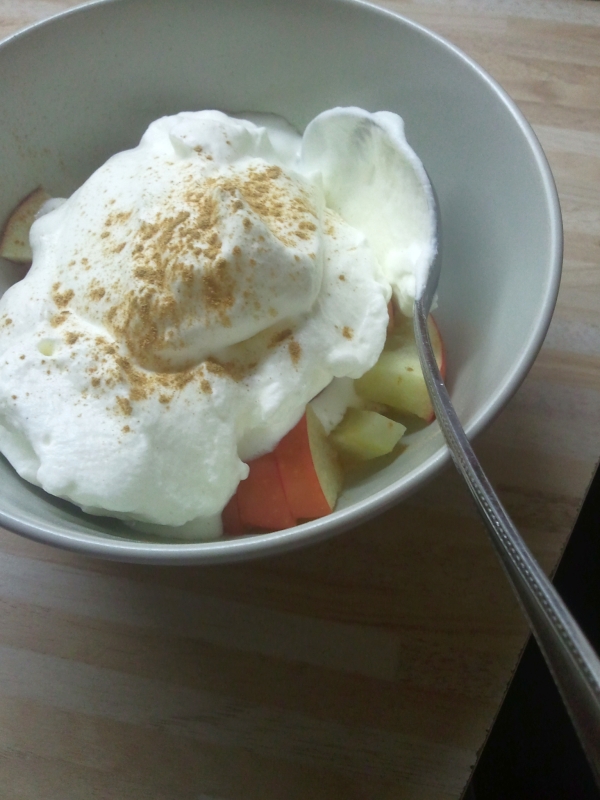 Warmer Apfel mit Sahne und Zimt